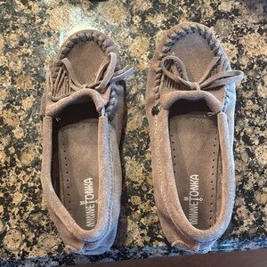 Minnetonka Women's Taupe Moccasins with Bow